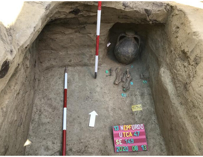 Excavation photo of the Hun-period “eastern-type” burial from Budapest, Népfürdő Street (Hungary). Image Credit: © Boglárka Mészáros, BHM Aquincum Museum