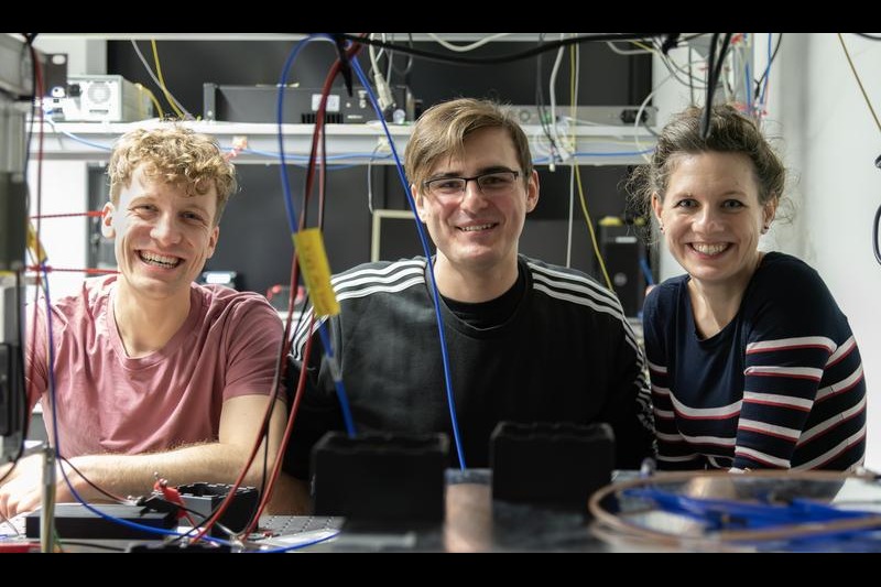 The researchers in the lab: Steven Becker, Grigorii Slinkov and Birgit Stiller.